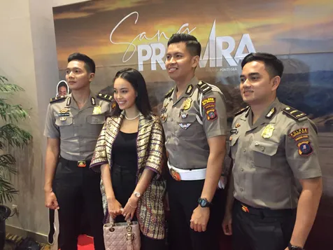 Memeluk Anggika