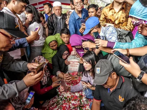 Sedih Lihat Peziarah Selfie di Makam BJ Habibie