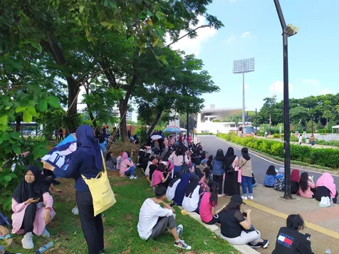 Rela Datang Lebih Awal Demi Dapat Posisi Depan