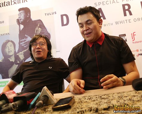 Ari dan Tulus memberi penampilan spesial untuk penonton © KapanLagi.com/Agus Apriyanto