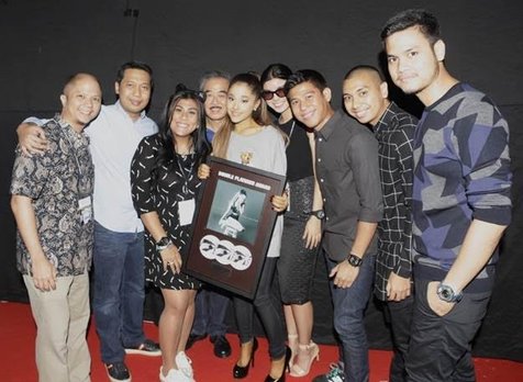 Ariana Grande terima penghargaan dari Universal Music Indonesia © Universal Music Indonesia