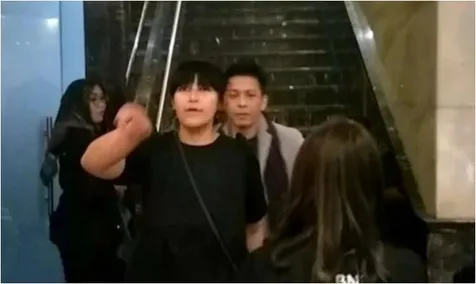 Bantah Kedekatan Dua Wanita
