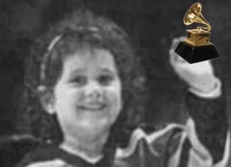 Angkat Piala Grammy
