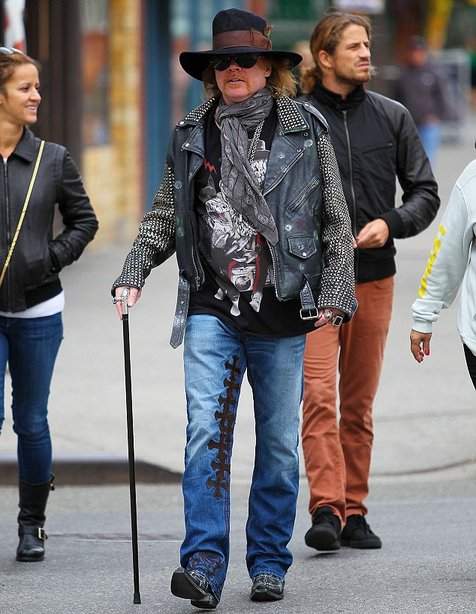 Opa Axl Rose Lagi Jalan-Jalan