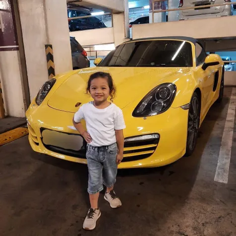 Minta Foto di Sebelah Mobil Balap