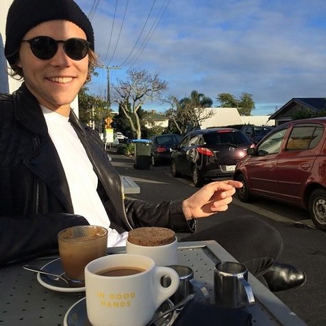 Ashton Irwin yang mengaku sempat takut manggung gara-gara One Direction. ©Official Facebook 5 Seconds of Summer.