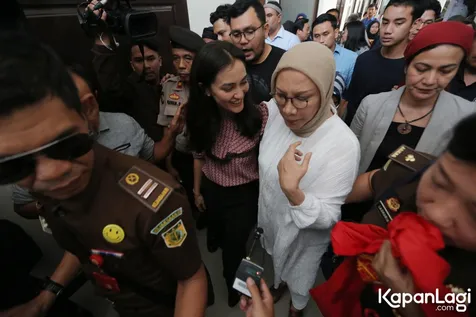 Rayakan Dengan Memotong Tumpeng dan Kue Ulang Tahun