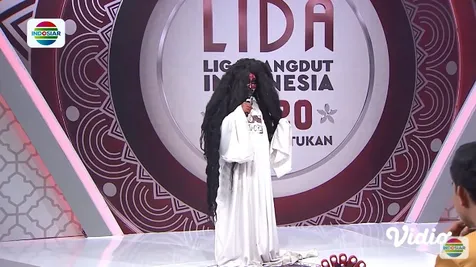 Pakai Kostum Hantu