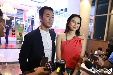 Bawa Pria Tampan di IMAA 2017, Aura Kasih: He's My Best Friend Bawa Pria Tampan di IMAA 2017, Aura Kasih: He's My Best Friend video viral info traveling info teknologi info seks info properti info kuliner info kesehatan foto viral berita ekonomi