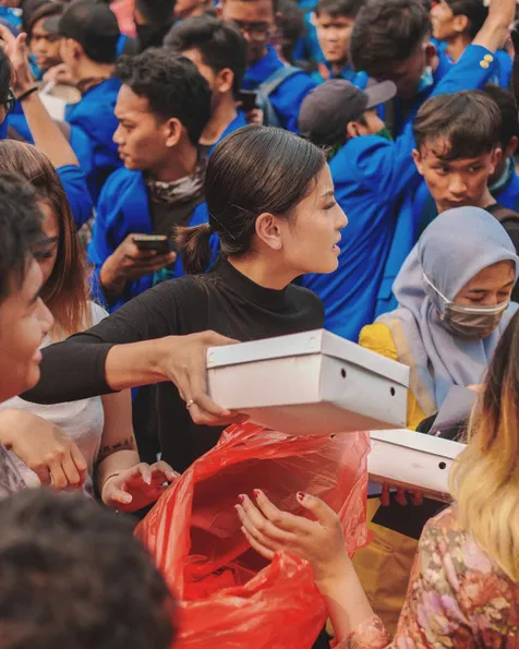 Bagikan 3000 Nasi Kotak