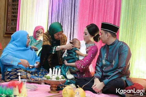 Aqiqah Anak Kedua Ayu Dewi Bikin Acara Mohuntingo Adat Gorontalo Kapanlagi Com