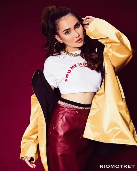 Dalam sebuah pemotretan, Ayu Ting Ting nampak memukau dalam balutan busana kekinian. /©instagram.com/ayutingting92