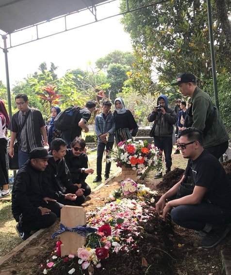 Tempat peristirahatan terakhir Ginan dipenuhi oleh orang-orang yang berbela sungkawa. Credit: Istimewa