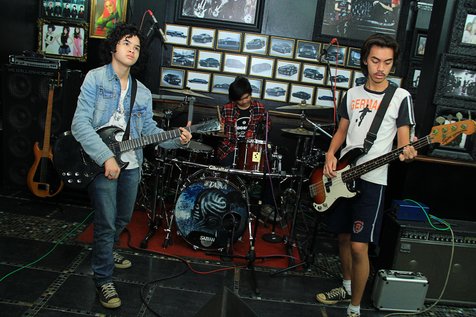 Grup band Backdoor yang dibentuk oleh dul saat latihan @KapanLagi.com