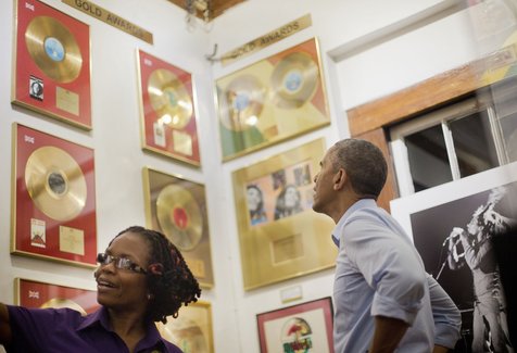 Barack Obama saat mengunjungi Bob Marley Museum © bobmarley.com