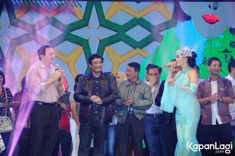 Ahok dan Zaskia Gotik saat nyanyikan Hujan Gerimis/©KapanLagi.com®/Bayu Herdianto