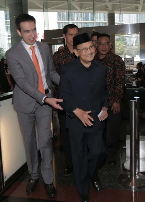 BJ Habibie Dipantau 44 Dokter Ahli