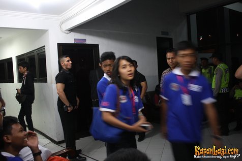 Bodyguard Yang Setia Mendampingi Agnez Mo/@Foto: KapanLagi.com®/Angga