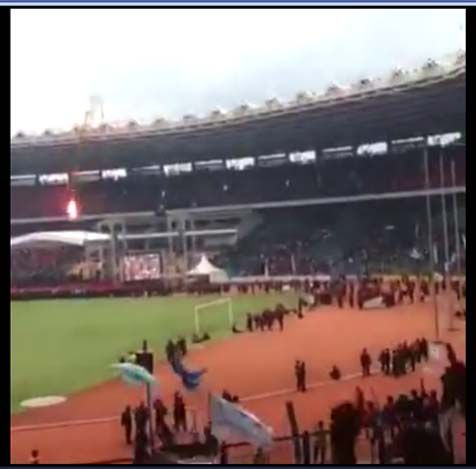 Pada screenshot ini, tampak asap dari bola api itu meluncur dari atas atap Stadion GBK ©YouTube