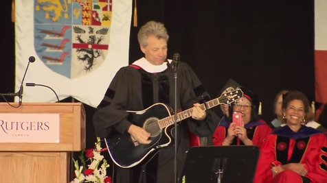 Selain rocker legendaris dan filantropi, kini Jon Bon Jovi resmi menyandang status sebagai Doctor of Letters ©YouTube/RutgersCamdenCampus