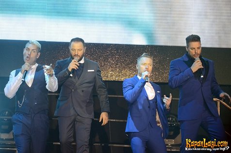 Omesh ikut terharu melihat persembahan Boyzone untuk mendiang Stephen Gately ©KapanLagi.com/Bambang