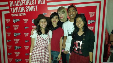 Sheryl beruntung bisa foto bareng Taylor Swift @twitter