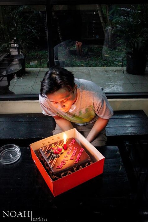 Reza meniup lilin kue ulang tahun NOAH. @twitter