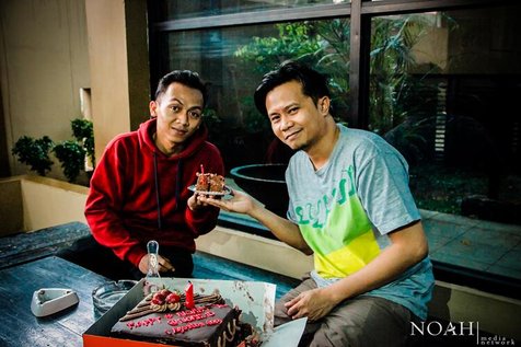 Reza memberikan kue kepada perwakilan official Sahabat NOAH. @twitter