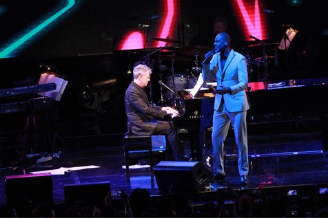 Sosok Brian McKnight menjadi kolaborator David Foster yang paling ditunggu dalam konser © KapanLagi.com/Mathias Purwanto