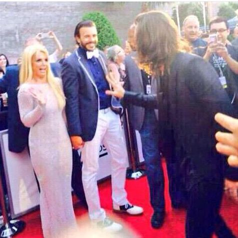 Momen Britney Spears terkejut karena disapa Harry Styles. Photo by: Twitter.com/AndreaMichelle