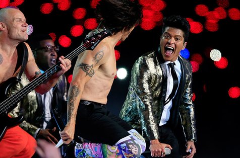 Penampilan Bruno Mars dan RHCP di Super Bowl. ©Billboard