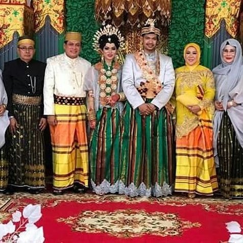 Pakaian Orang Tua Pengantin Adat Jawa : Upacara Pernikahan ...