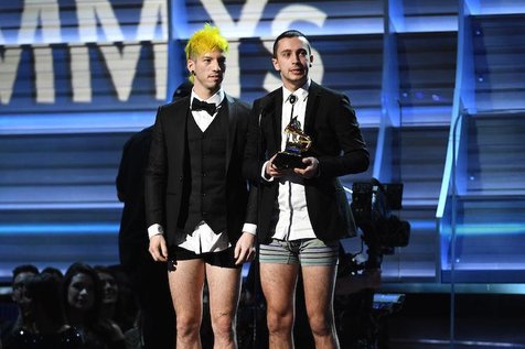 Twenty One Pilots lepas celana saat menerima piala Grammy Awards 2017 © twitter.com