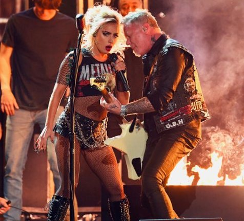 Mic James Hetfield sempat tak berfungsi saat bersuet Moth Into Flame dengan Lady Gaga © twitter.com/GagaMediaDotNet