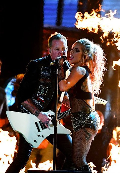 Saat sedang tampil panas dengan Lady Gaga, mic James Hetfield malah mengalami kesalahan teknis © twitter.com/GagaMediaDotNet