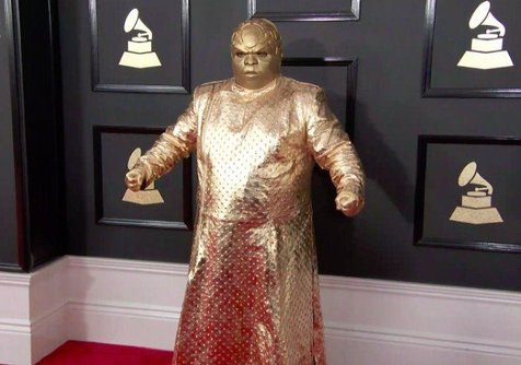 CeeLo Green tampil dengan kostum penuh emas dan membuatnya jadi bahan candaan di internet © twitter.com