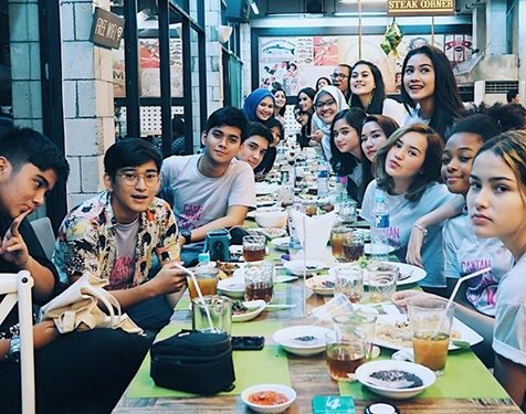 Foto Para Pemain Sinetron Cacatan Harian Aisyah Reuni Sambil Buka Bareng Kapanlagi Com