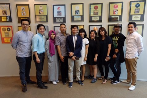 Calvin Jeremy bersama manajemen dan pihak Universal Music Malaysia