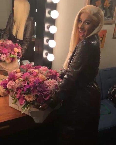 Taylor Swift kirimkan bouquet bunga untuk Cardi B setelah dirinya tergeser dari posisi puncak chart Billboard Hot 100 © instagram.com/iamcardib