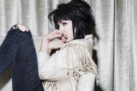 Akhirnya Carly Rae Jepsen memberikan teaser lagu terbarunya, This Love Isn't Crazy Š carlyraemusic.com