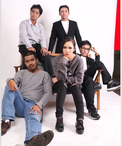 Andini bersama Catur band. © KapanLagi.com 