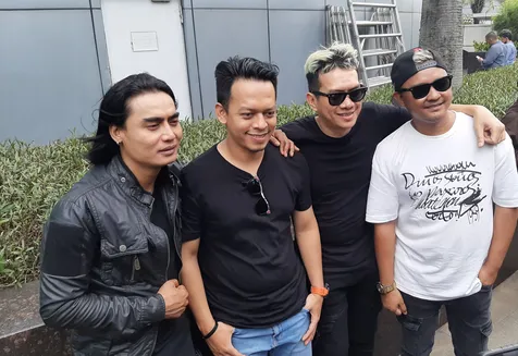 Posisi Vokalis Kini Diisi Oleh Charly van Houten, Band Repvblik Mengaku Masih Berhubungan Baik Dengan Ruri