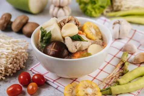 8 Resep Sop Ayam yang Enak dan Praktis, Hidangan Hangat Menyegarkan