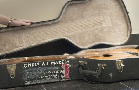 Penampakan gitar bersejarah milik Chris Martin ©breakingnews.ie