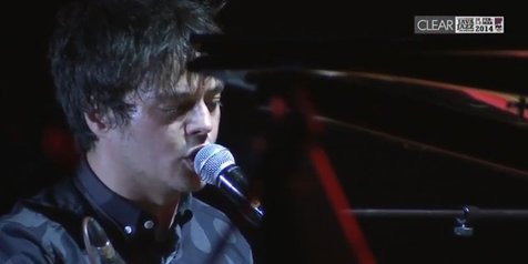 Jamie Cullum dengan aksi panggungnya yang tidak pernah biasa. ©YouTube - JavaJazzFest