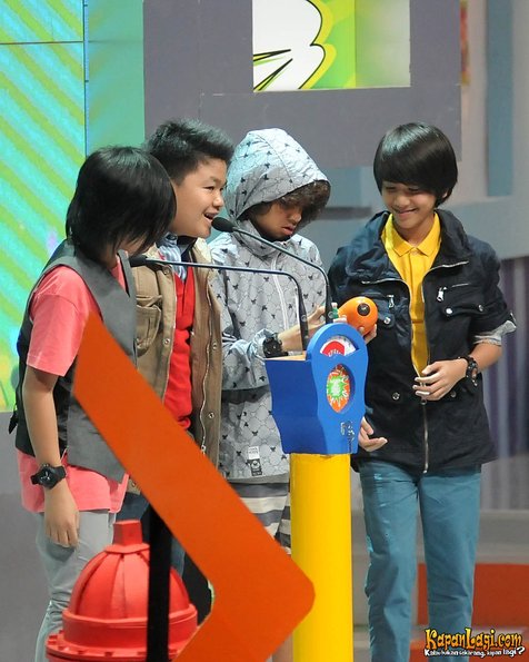 Coboy Junior raih penghargaan di AMI Awards 2013.