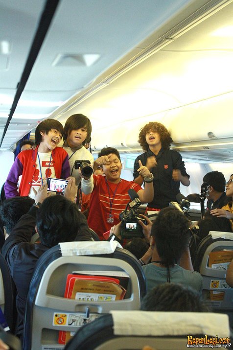 Coboy Junior berhasil mengalahkan boyband lain yang lebih senior.