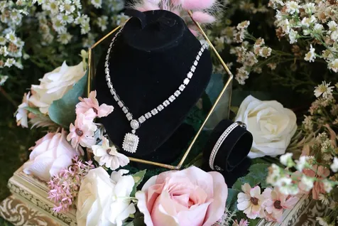 Sepasang Gelang dan Kalung Elegan