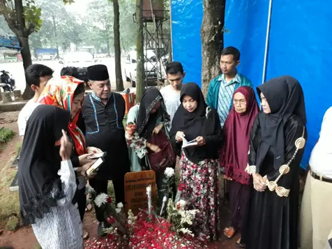 Keluarga Jupe pilih ziarah pagi karena makam sang pedangdut masih segar © KapanLagi.com/Mathias Purwanto