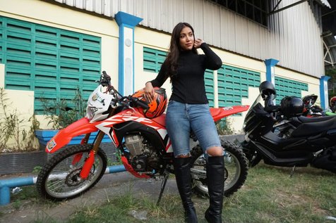 Lara Silvi penyanyi yang hobi kendarai motor trail. © KapanLagi.com/Sahal Fadhli